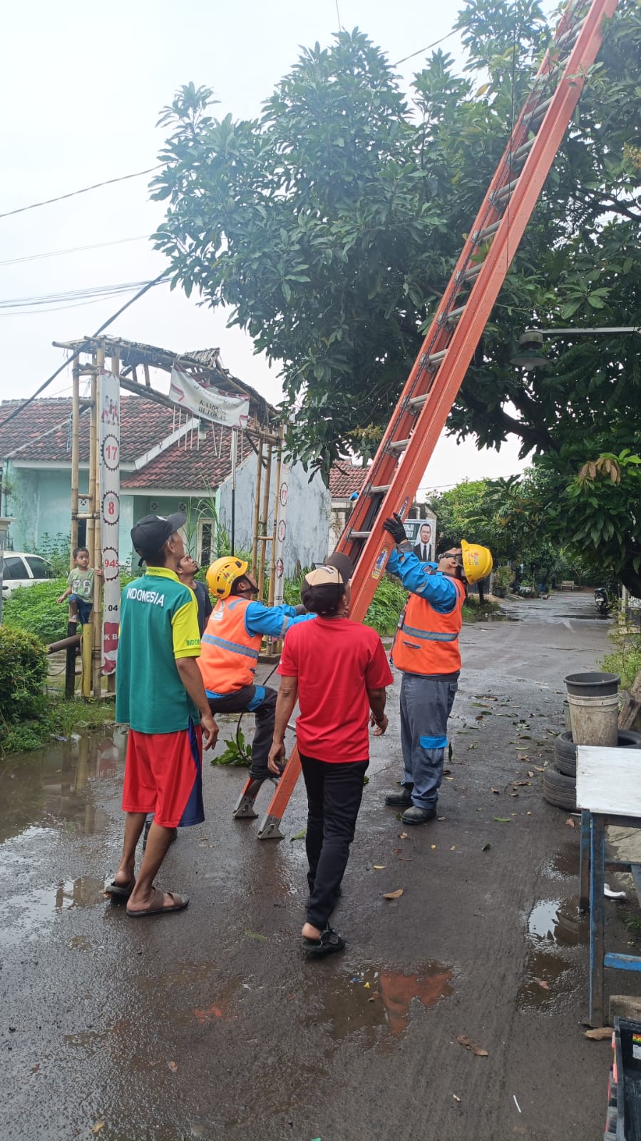 PERBAIKAN KABEL LISTRIK PLN YANG JATUH