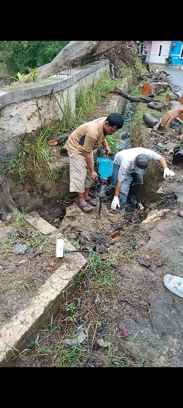 KERJA BAKTI PERBAIKI POHON TUMBANG