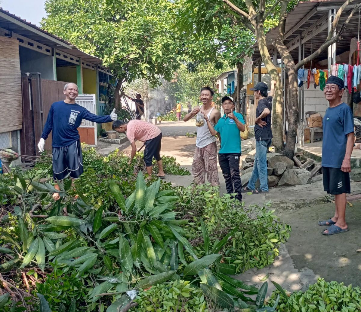 Kerja Bakti Berkala Warga RT.004/023 Perum Pesona Prima Cikahuripan 5: Wujud Kepedulian Lingkungan dan Kebersamaan